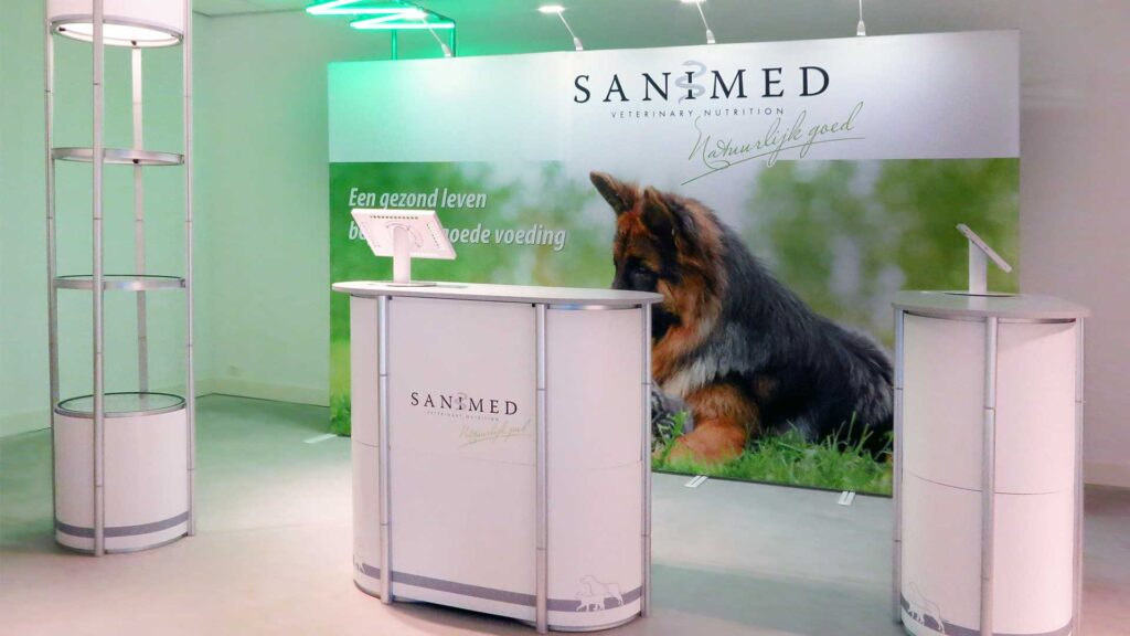 sanimed-draagbare-stand-web-2